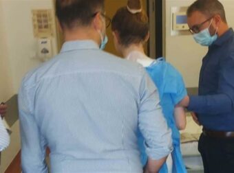 Βγήκε νικήτρια μετά από 10ωρο χειρουργείο: H 14χρονη Μιχαέλα περπάτησε ξανά ανήμερα της γιορτής της