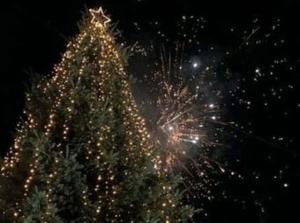 Φωταγωγήθηκε το πρώτο Χριστουγεννιάτικο δέντρο στην Ελλάδα στον Ταξιάρχη Χαλκιδικής