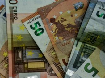 Ενίσχυση σε 7 επιδόματα: Οι δικαιούχοι και το χρονοδιάγραμμα των πληρωμών – Αυξήσεις σε συνταξιούχους και δημόσιους υπαλλήλους