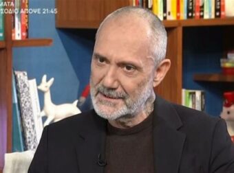 «Αυτό το “μαζί με τον σύζυγο του” είναι επανάσταση…» –  Το σχόλιο του Γρηγόρη Βαλλιανάτου για τον Στέφανο Κασσελάκη