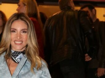 Με μακρύ γκρι παλτό: Η εντυπωσιακή εμφάνιση της Αθηνάς Οικονομάκου στο θέατρο
