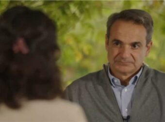 Ο Κυριάκος Μητσοτάκης συμπαραστάθηκε σε θύμα έμφυλης βίας: «Πώς άντεξες τόσα χρόνια; Σήμερα σπάμε τη σιωπή»