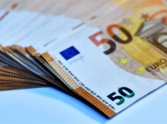 Με 1 απλή αίτηση το πήρες: «Έσκασε» επίδομα με 1.437 ευρώ «ζεστά» στο χέρι – Αναλυτικά οι δικαιούχοι & οι ημερομηνίες