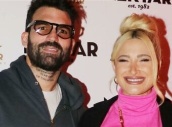 Πανύψηλο με ασημένιες μπάλες – Στόλισαν το Χριστουγεννιάτικο δέντρο στο σαλόνι τους Ιωάννα Τούνη και Δημήτρης Αλεξάνδρου