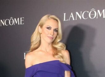 Ψηλό και με χρυσά στολίδια: Το Χριστουγεννιάτικο δέντρο της Ντορέττας Παπαδημητρίου