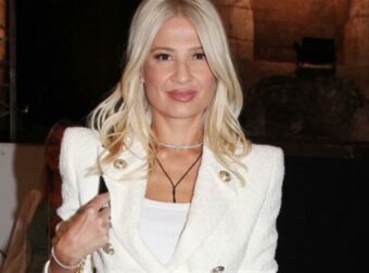 Ολόκληρο ”θηρίο” το χριστουγεννιάτικο δέντρο της Φαίης Σκορδά με χρυσές & λευκές μπάλες – Έδενε ”γάντι” στο νεοκλασικό σπίτι της