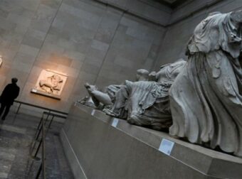 «Σύμμαχος» η Guardian στην επιστροφή των Γλυπτών: «Αγνάντευαν το ηλιόλουστο Αιγαίο, δεν ταιριάζουν εδώ φυλακισμένα – Ανόητη η διαμάχη, επιστρέψτε τα!»