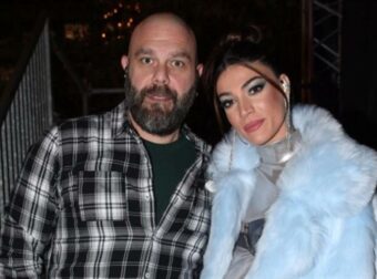 Με ασημί παντελόνι και βελούδινο κορσέ top η Ήβη Αδάμου – Φωτογραφίες από το φαντασμαγορικό party γενεθλίων και το φιλί στον Μιχάλη Κουϊνέλη