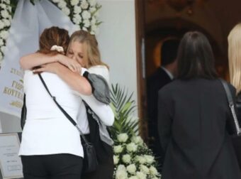 Κηδεία Κάτιας Νικολαΐδου: Οι πρώτες σπαρακτικές εικόνες – Στο ίδιο μέρος έχει ταφεί και ο πατέρας της