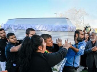 Θρήνος στην Αλίαρτο: Λευκό φέρετρο για τον 17χρονο στην τελευταία του κατοικία – Λιποθύμησε ο αδελφός του, υποβασταζόμενη η μητέρα του (photos)