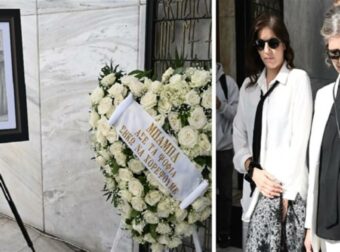 Κηδεία Σπύρου Φωκά: «Μπαμπά άσε τα ψόφια, σήκω να χορέψουμε…» – Mε μουσική και ντυμένες στα λευκά η κόρη και η σύζυγός του στο τελευταίο “αντίο” (Video)