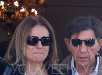 Υποβασταζόμενη από τον Σκιαδαρέση η Μάλφα στην κηδεία της Κάτιας Νικολαΐδου – Με δακρυσμένα μάτια και ένα τριαντάφυλλο στο χέρι