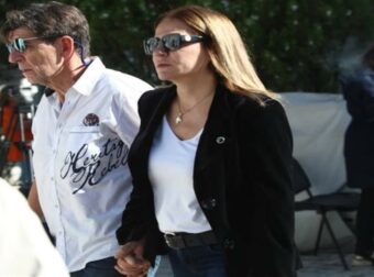 Κηδεία Κάτιας Νικολαΐδου: Ράκος η Μπέσσυ Μάλφα στο “αντίο” της κολλητής της – Το κόκκινο τριαντάφυλλο και το ξέσπασμα σε λυγμούς (Video)