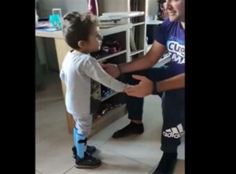 Συγκινεί ο μικρός Παναγιώτης Ραφαήλ: Δυναμώνει και περπατάει – Συγκλονίζει το μήνυμα αισιοδοξίας των γονιών του