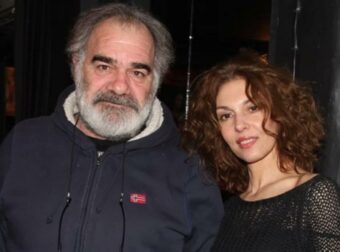 Κοκκινομάλλα με λευκό δέρμα και μαύρο μίνι φόρεμα – Η κούκλα κόρη του Γιάννη Μποσταντζόγλου και της Δήμητρας Παπαδήμα