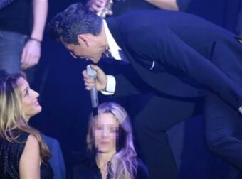 Τους κοιτούσαν όλοι στο Έναστρον: Ο Ρουβάς τους αφιέρωνε τραγούδια κι εκείνες σιγοτραγουδούσαν αγκαλιασμένες – Σε άλλο τραπέζι η Ζυγούλη και η κόρη τους, Αναστασία