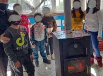 Η Ελλάδα του μεσαίωνα: Μαθητές φέρνουν σόμπες στο σχολείο για να ζεσταθούν