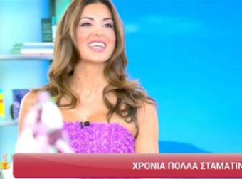 Με μίνι μωβ φόρεμα η Σταματίνα Τσιμτσιλή στη γιορτή της – Το στολισμένο πλατό και οι ευχές των συνεργατών της στο πλατό του Happy Day