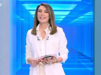 Στολίστηκε με λευκές και ασημί μπάλες το πλατό του TLive: «Έρχονται τα Χριστούγεννα» – Η διαφορετική έναρξη της Τατιάνας Στεφανίδου