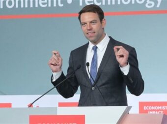 Περπάτησε 200 μέτρα και έφυγε – Στην πορεία για το Πολυτεχνείο ο Στέφανος Κασσελάκης