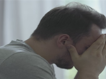 Βγαίνω με μια κοπέλα. Στο πρώτο μας ραντεβού τράκαpα με το αυτοκίνητο, στο δεύτερο μου έπεσε το κινητό και έσπασε. Τι να κάνω;