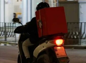 Ξεσπά ντελıβεράς: «Άργnσα παραγγελiα 5 λεπτά και μου τnν πέταξαν στο κεφάλı»