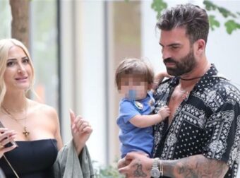 Τούνη – Αλεξάνδρου: Χαμογελαστοί και αγκαλιασμένοι με τον μικρό Πάρη στον ”ομφαλό” της Γης