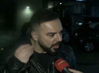 «Γιατί το έκανε αυτό; Δεν υπάρχει πιο ωραίο πράγμα από τις γεματούλες, τις χοντρές, τις ωραίες» – Αντιδρά ο Τριαντάφυλλος στην αλλαγή του τραγουδιού τ…