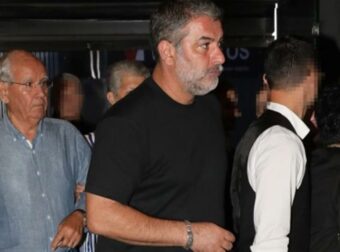 Με το κλασσικό μαύρο T-shirt ο Μπισμπίκης στα μπουζούκια να καμαρώνει τη Βανδή – Στην παρέα του πολυσυζητημένο πρόσωπο των ημερών