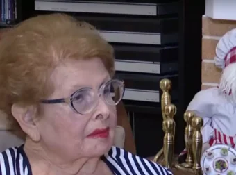 Βέφα Αλεξιάδου – «Απορούσαν που ντυνόμουν, βαφόμουν και έβγαινα, ενώ είχα χάσει δυο κορίτσια»