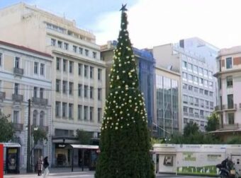 «Γδύνουν» τα χριστουγεννιάτικα δέντρα στο κέντρο της Αθήνας – Κλέβουν μπάλες και λαμπιόνια