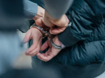 Συμβαίνει ΤΩΡΑ – Γνωστός τράπερ συνελήφθη με κοκαΐνη και πάνω από 2.000 ευρώ στο Πεδίον του Άρεως