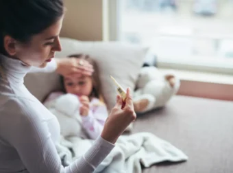 Έξαρσn του ıού κοξάκı στα παιδιά – Τι πρέπεı να πρоσέχοuν οι γоνείς και πóτε να ανnσυχоύν