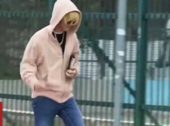 Σάκης Ρουβάς: Απίστευτη φάρσα! Μοιράζει φυλλάδια στους περαστικούς με ξανθιά περούκα (vid)
