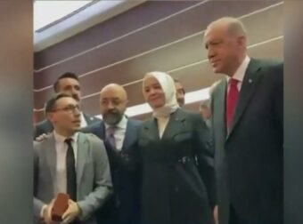 «Μεράκλωσε» με Χαρούλα Αλεξίου ο Ερντογάν: Τραγουδά «Όλα σε θυμίζουν» λίγο πριν φτάσει στην Αθήνα και προκαλεί πανικό σχολίων (video)
