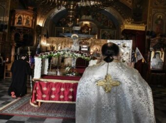 Ιερέας ζητά διαζύγιο από την πρεσβυτέρα γιατί δεν… εγκρίνει την ενασχόληση της με τη μελλοντολογία!