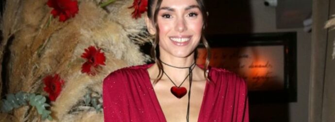Το κόκκινο maxi φόρεμα με έξω την πλάτη, η διώροφη τούρτα & το παθιασμένο φιλί με τον Σταθοκωστόπουλο – Το λαμπερό πάρτι γενεθλίων της Ιωάννας Σιαμπάνη
