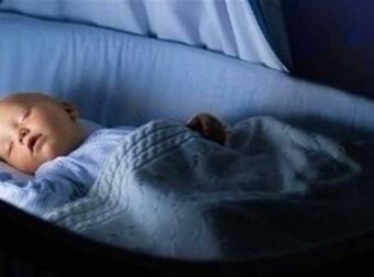 33χρονη τοποθετεί κρυφή κάμερα την ώρα που το μωράκι της κοιμάται – Καταγράφει κάτι απίστευτα συγκινητικό (video)