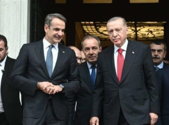 Συνάντηση Μητσοτάκη – Ερντογάν: Επική γκάφα του διερμηνέα – Αποκάλεσε τον πρωθυπουργό «Κωνσταντίνο» αντί για Κυριάκο (video)