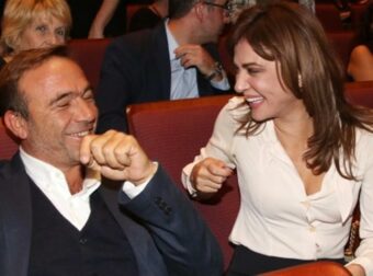 Πέτρινη με αυλή γεμάτη λουλούδια – Σε αυτή την εκκλησία παντρεύτηκαν ο Πέτρος Κόκκαλης και η Δήμητρα Ματσούκα