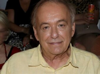 Σπάνια δημόσια έξοδος για τον Ανδρέα Μικρούτσικο με τον γιο του – Έτσι είναι σήμερα ο γοητευτικός, Στέργιος Μικρούτσικος
