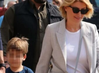 Σία Κοσιώνη: Ντυμένη στα κόκκινα στολίζοντας το πολύχρωμο χριστουγεννιάτικό δέντρο της – Γεμάτο λαμπάκια, κρεμαστά και χιονονιφάδες