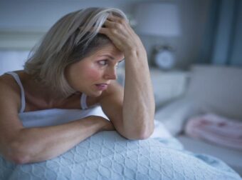 Γιατί εκατομμúρια γυναίκες ξυπνούν στις 3:29 π.μ. κάθε βράδυ;