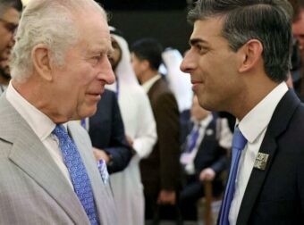 Απέδειξε σε όλους την βαριά κληρονομιά του: Ο Βασιλιάς Κάρολος «αδειάζει» Σούνακ με μια ελληνική γραβάτα