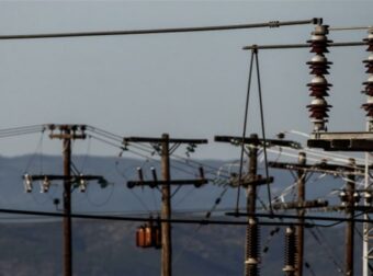 Τιμολόγια ηλεκτρικού ρεύματος: Ποιες οι διαφορές σε πράσινα, μπλε, κίτρινα και πορτοκαλί – Με τη ΔΕΗ η χαμηλότερη τιμή ανά κιλοβατώρα (videos)