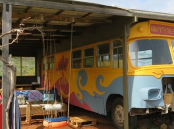 Ένα παλιό λεωφορείο στην Κρήτη που μεταμορφώθηκε σε δημοφιλές Airbnb