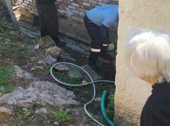 Υπάρχει ακόμη ανθρωπιά – Εθελοντές καθάρισαν σπίτι 93χρονης και της πήγαν ξύλα να ζεσταθεί