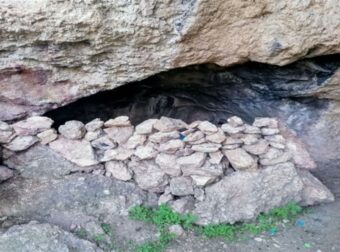 Ασύλληπτη αποκάλυψη στην Κόρινθο: «Άνθρωποι των σπηλαίων» ζουν με τόξα και βέλη σε λαγούμι 30 μέτρων – Δύσκολη ακόμη και η επικοινωνία με την οικογένεια