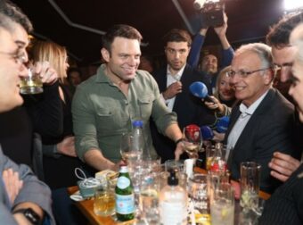 Δεν… ίδρωσε το αφτί του Κασσελάκη: «Ο πρόεδρος σας καλεί για ένα ποτό» – Το sms που έλαβαν οι βουλευτές του ΣΥΡΙΖΑ μετά το συνέδριο (photos)