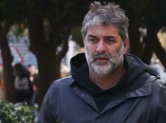 Βασίλης Μπισμπίκης: Κατέβηκε στην πορεία για τον έναν χρόνο από το δυστύχημα των Τεμπών – Φωτογραφήθηκε ανάμεσα στο πλήθος
